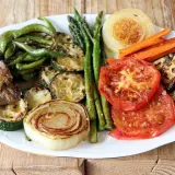 Plato de verduras a la plancha: pimientos verdes, calabacín, espárragos, zanahorias, cebolla, tomate y berenjena.