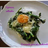 Espinacas salteadas con huevo y queso fundido, un plato delicioso y nutritivo.