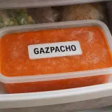 Recipiente con gazpacho congelado en el congelador. ¡Así se puede congelar el gazpacho para disfrutarlo más tarde!