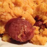 Patatas meneas con chorizo, un plato tradicional español lleno de sabor.