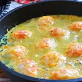 Deliciosos espinacas a la crema gratinadas con queso en una sartén.