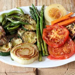 Plato de verduras a la plancha: pimientos verdes, calabacín, espárragos, zanahorias, cebolla, tomate y berenjena.