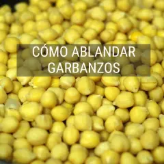 Montón de garbanzos listos para cocer. Aprende cómo ablandar garbanzos para tus recetas.