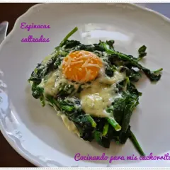Espinacas salteadas con huevo y queso fundido, un plato delicioso y nutritivo.
