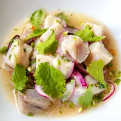 Delicioso ceviche de bonito, con trozos de pescado fresco, cebolla morada, cilantro y un toque cítrico.