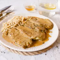 Escalopines de ternera en salsa cremosa con arroz. Un plato delicioso y reconfortante.