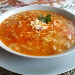 Un plato humeante de sopas de ajo receta, con huevo escalfado y perejil fresco.