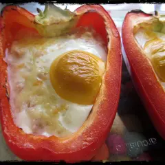 Pimientos rellenos de huevo y queso, un desayuno o cena saludable y delicioso.
