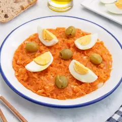 Rin ran cazorla: un plato de bacalao desmigado con tomate, huevo duro y aceitunas verdes.