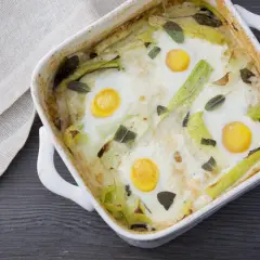 Puerros al horno con huevos y hierbas aromáticas, un plato sencillo y delicioso.