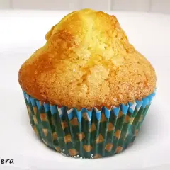 Magdalena dorada y esponjosa, lista para disfrutar. Una delicia casera que te encantará con esta receta magdalenas.