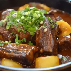Patatas con costillas, la receta de la abuela, un plato casero lleno de sabor y tradición.
