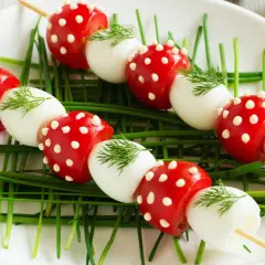 Brochetas de tomates cherry y huevo duro, decoradas como setas. Ideales para recetas divertidas y frescas.