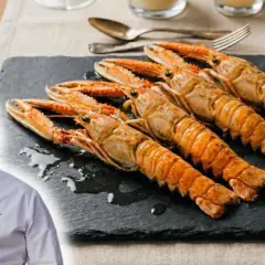 Chef con cigalas a la plancha, un plato exquisito listo para degustar.