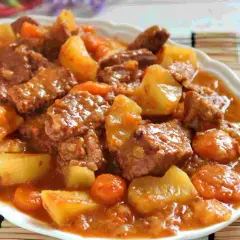 Un reconfortante guiso de carne con patatas, zanahorias y una rica salsa.