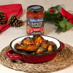 Mejillones en salsa picante, listos para disfrutar con este sofrito casero. ¡Un bocado delicioso!