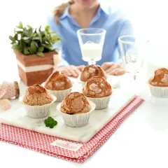 Deliciosas magdalenas Thermomix, recién horneadas y listas para disfrutar con un vaso de leche.