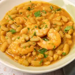 Plato de verdinas asturianas con gambas, un guiso reconfortante y sabroso.