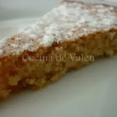 Rebanada de tarta de almendras esponjosa, espolvoreada con azúcar glas. ¡Un bocado delicioso!
