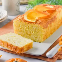 Un delicioso bizcocho de naranja, con rodajas de naranja fresca en la parte superior, listo para ser disfrutado.