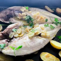 Dorada a la espalda, jugosa y tierna, con patatas asadas y un toque de ajo y perejil. ¡Un plato delicioso!
