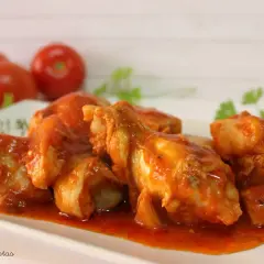 Sabroso pollo con tomate, cocinado a fuego lento hasta que la carne esté tierna y la salsa espesa.