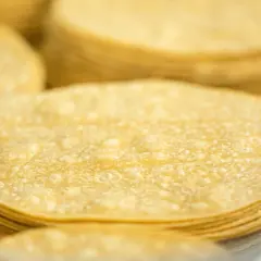 Montón de tortitas de maíz amarillas, listas para preparar tacos o enchiladas.
