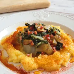 Puré de patatas cremoso con un sofrito de acelgas y trocitos de jamón, espolvoreado con pimentón. Un plato reconfortante de acelgas con patatas.
