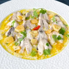 Deliciosas cocochas de merluza en salsa de ajo y perejil, con un toque de guindilla.