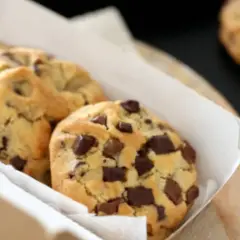 Caja de galletas de chocolate recién horneadas, con trozos generosos de chocolate oscuro. ¡Un placer irresistible!
