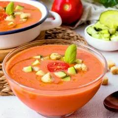 Gazpacho andaluz refrescante, con trocitos de pepino, tomate y picatostes. ¡Perfecto para el verano!