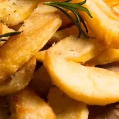 Patatas fritas crujientes y doradas hechas en airfryer, con romero fresco y sal. ¡Un aperitivo saludable y delicioso!