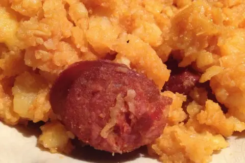 Patatas meneas con chorizo, un plato tradicional español lleno de sabor.