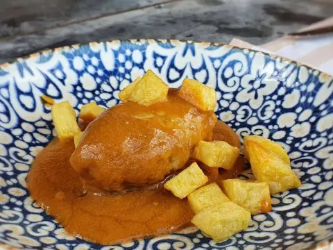 Rollo de bonito asturiano en salsa, jugoso y fácil