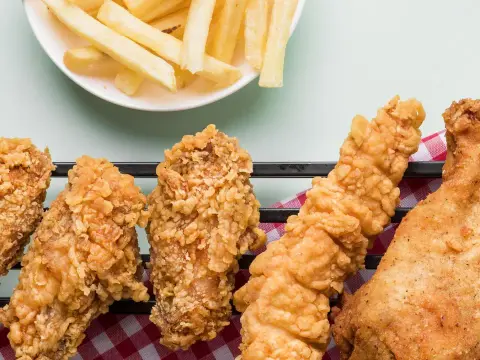 Alitas de pollo fritas crujientes y jugosas en casa