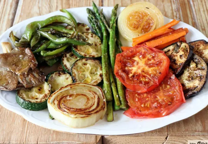 Plato de verduras a la plancha: pimientos verdes, calabacín, espárragos, zanahorias, cebolla, tomate y berenjena.