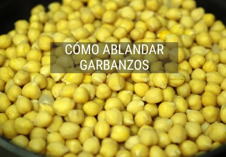 Montón de garbanzos listos para cocer. Aprende cómo ablandar garbanzos para tus recetas.