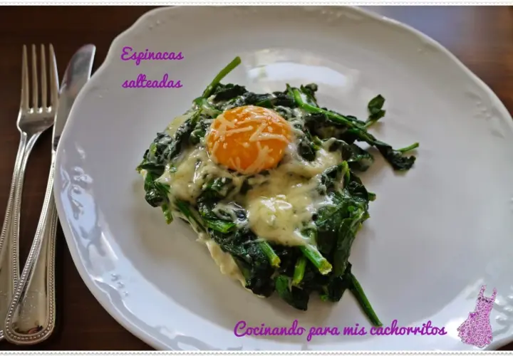 Espinacas salteadas con huevo y queso fundido, un plato delicioso y nutritivo.