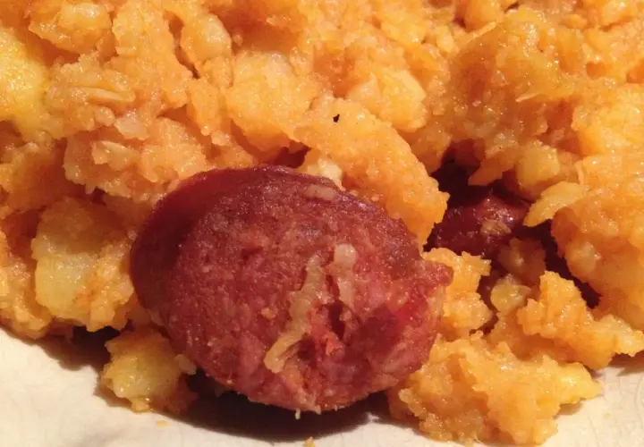 Patatas meneas con chorizo, un plato tradicional español lleno de sabor.