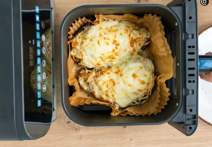 Dos berenjenas rellenas gratinadas con queso dorado, listas para disfrutar tras su paso por la airfryer.
