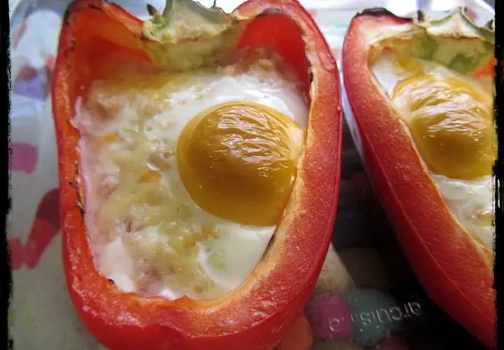 Pimientos rellenos de huevo y queso, un desayuno o cena saludable y delicioso.