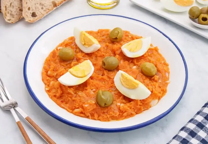 Rin ran cazorla: un plato de bacalao desmigado con tomate, huevo duro y aceitunas verdes.