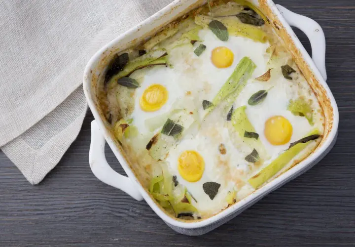 Puerros al horno con huevos y hierbas aromáticas, un plato sencillo y delicioso.