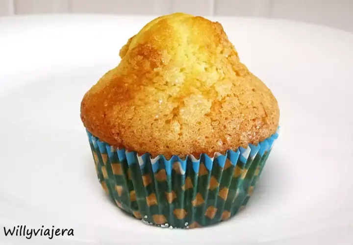 Magdalena dorada y esponjosa, lista para disfrutar. Una delicia casera que te encantará con esta receta magdalenas.
