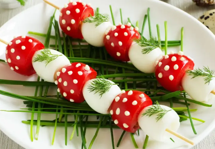 Brochetas de tomates cherry y huevo duro, decoradas como setas. Ideales para recetas divertidas y frescas.