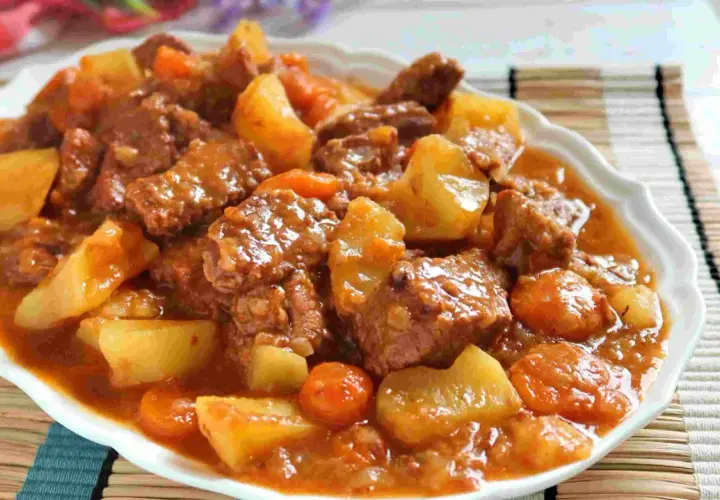 Un reconfortante guiso de carne con patatas, zanahorias y una rica salsa.