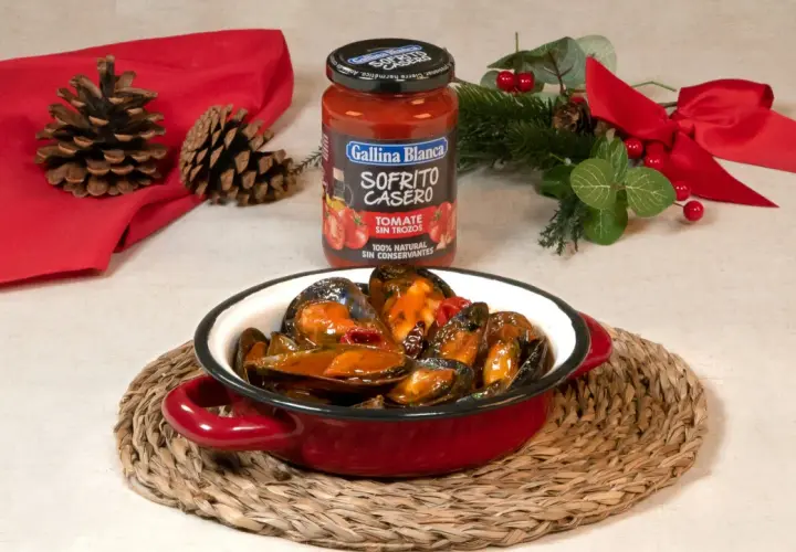 Mejillones en salsa picante, listos para disfrutar con este sofrito casero. ¡Un bocado delicioso!