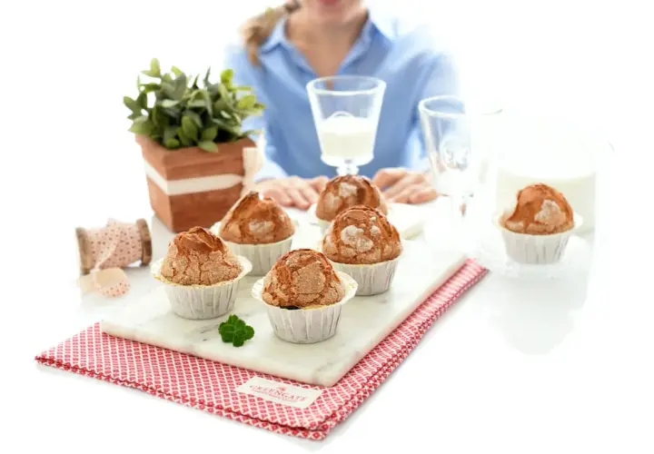 Deliciosas magdalenas Thermomix, recién horneadas y listas para disfrutar con un vaso de leche.