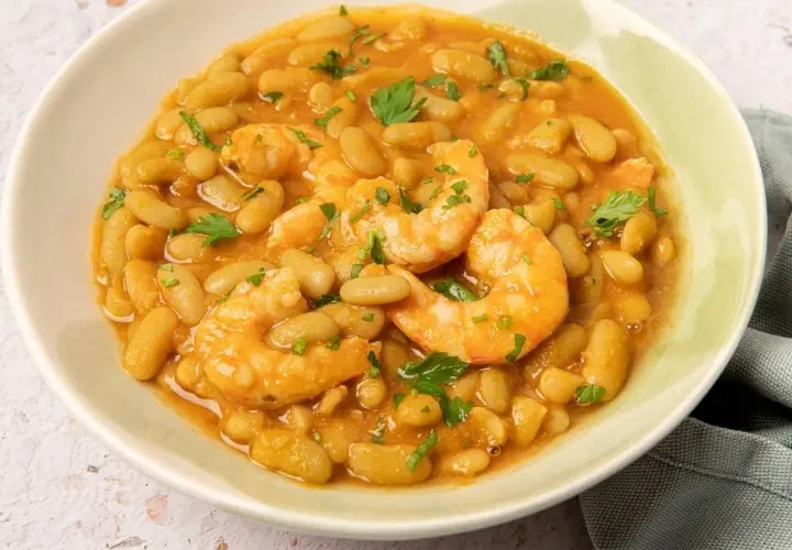 Plato de verdinas asturianas con gambas, un guiso reconfortante y sabroso.