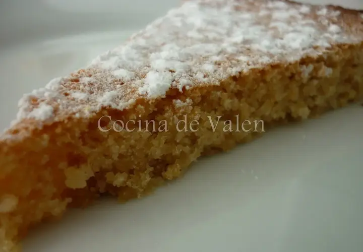 Rebanada de tarta de almendras esponjosa, espolvoreada con azúcar glas. ¡Un bocado delicioso!